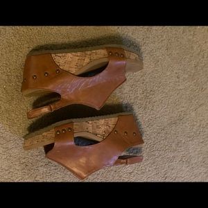 Woman’s Camel wedge sandals